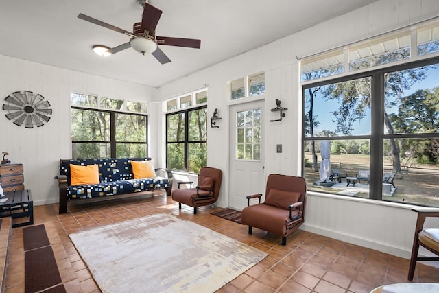 sunroom with ceiling fan