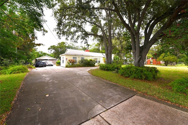 single story home with a front lawn