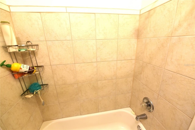 bathroom with tiled shower / bath