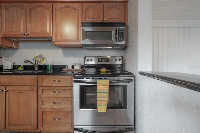 kitchen featuring sink, crown molding, and stainless steel appliances