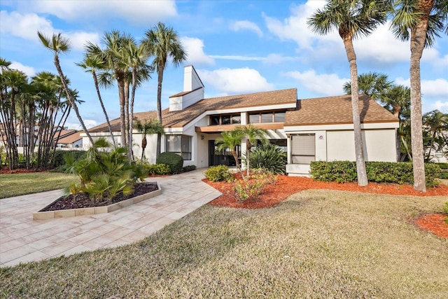 view of front facade featuring a front lawn