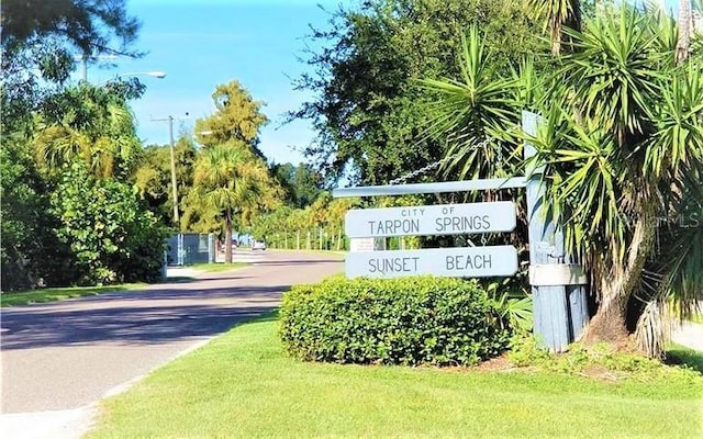 community / neighborhood sign featuring a lawn