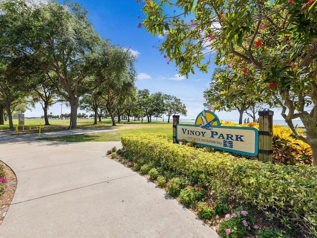 view of property's community featuring a lawn