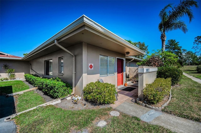 view of front of property with a front yard