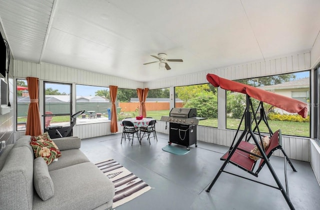 sunroom with ceiling fan