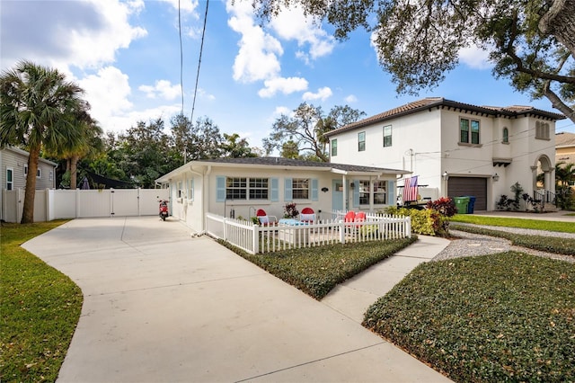 view of front facade featuring a garage and a front yard