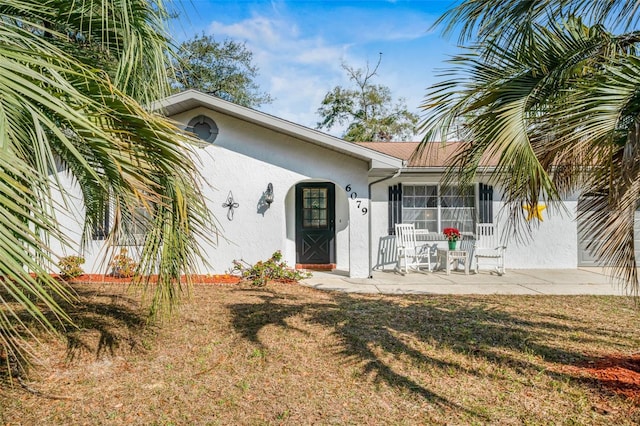 view of front facade featuring a patio and a front yard