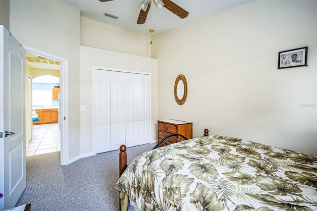 bedroom with carpet flooring, ceiling fan, and a closet