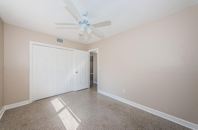 unfurnished bedroom featuring ceiling fan and a closet