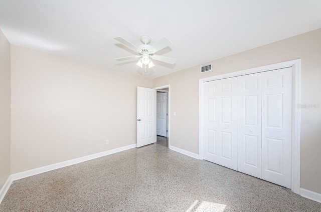 unfurnished bedroom featuring ceiling fan and a closet