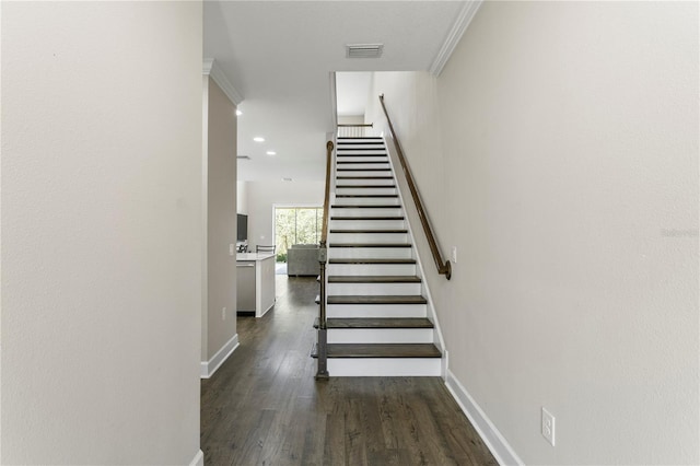 staircase featuring visible vents, wood finished floors, recessed lighting, crown molding, and baseboards