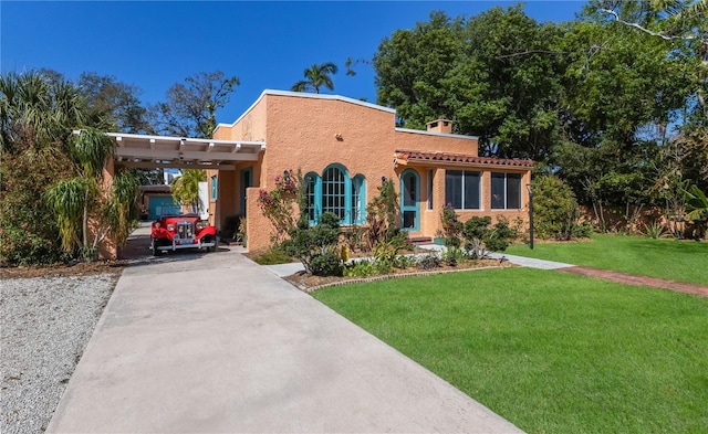 view of front of home featuring a carport and a front yard