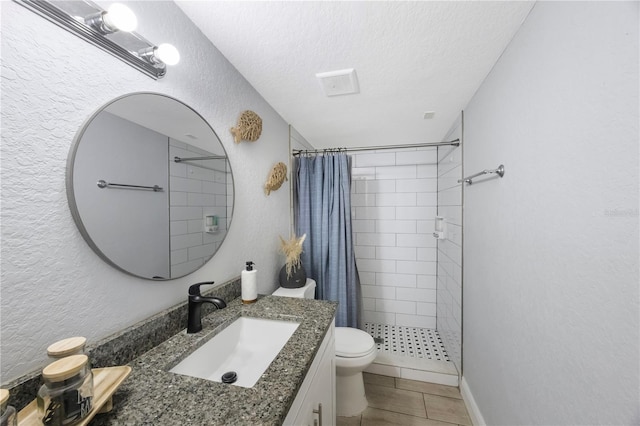 9169 Robin Rd, Seminole, FL 33777 - bathroom featuring vanity, toilet, curtained shower, and a textured ceiling