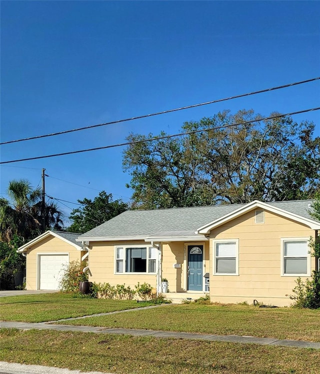 single story home with a front lawn