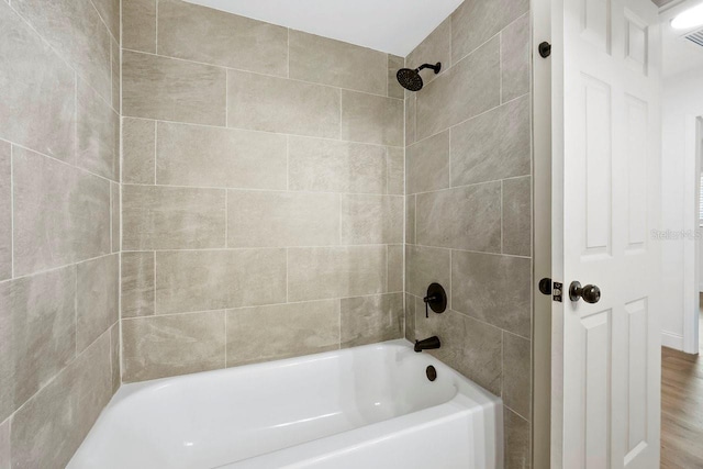 bathroom featuring tiled shower / bath