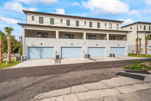532 W Plaza Pl Unit 2, Tampa, FL 33602 - townhome / multi-family property featuring stucco siding and cooling unit