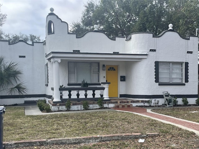 view of front of home with a front lawn