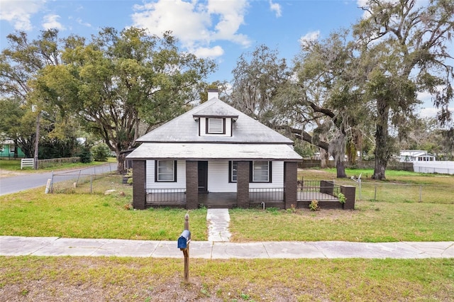 bungalow featuring a front yard