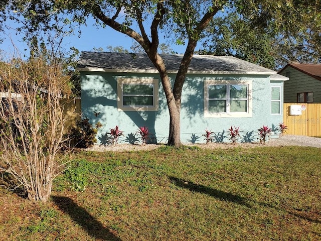 view of front of property featuring a front lawn