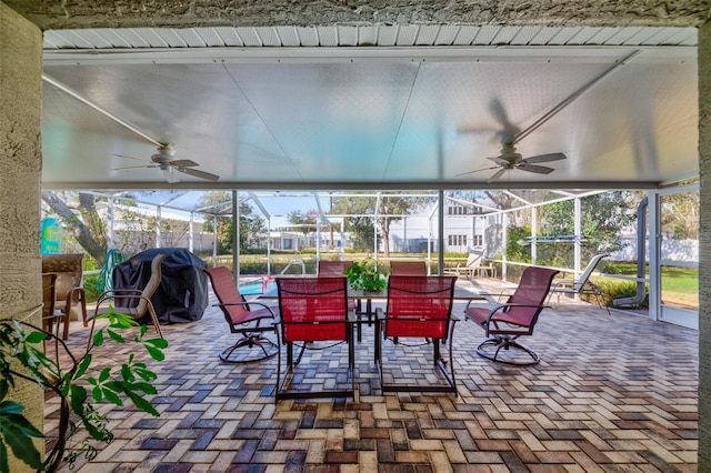 sunroom with ceiling fan