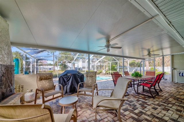 sunroom with ceiling fan