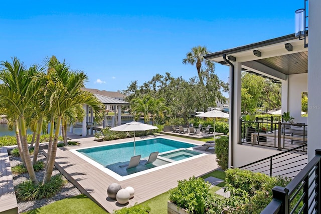 5004 S The Riviera, Tampa, FL 33609 - outdoor pool with an in-ground hot tub and a patio area