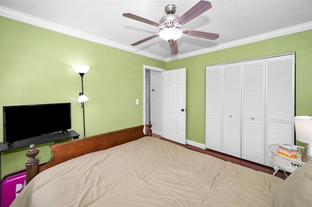 bedroom featuring hardwood / wood-style flooring, crown molding, ceiling fan, and a closet