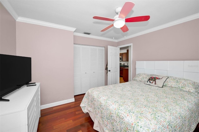 bedroom featuring ornamental molding, dark wood-type flooring, ceiling fan, and a closet