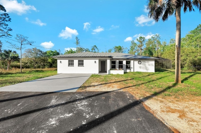 ranch-style home featuring a front lawn