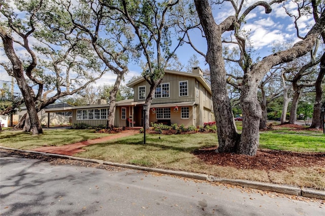 view of front facade featuring a front lawn