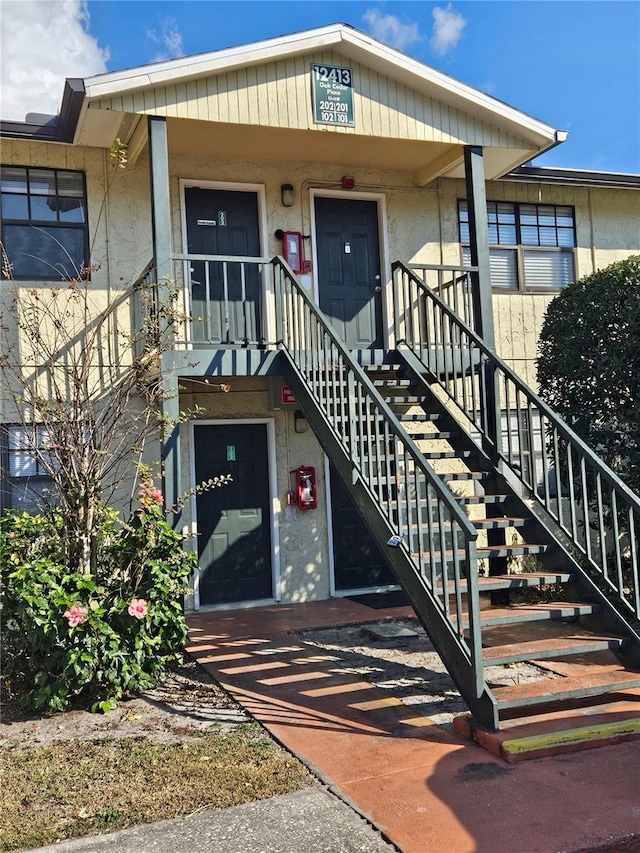 doorway to property with covered porch