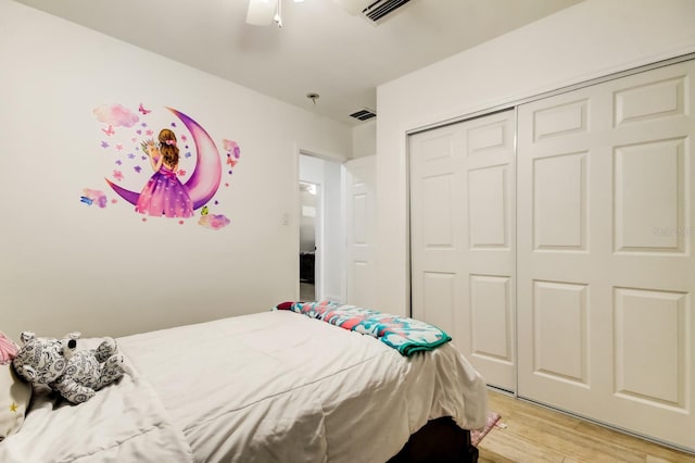 bedroom with ceiling fan, a closet, light wood-type flooring, and visible vents