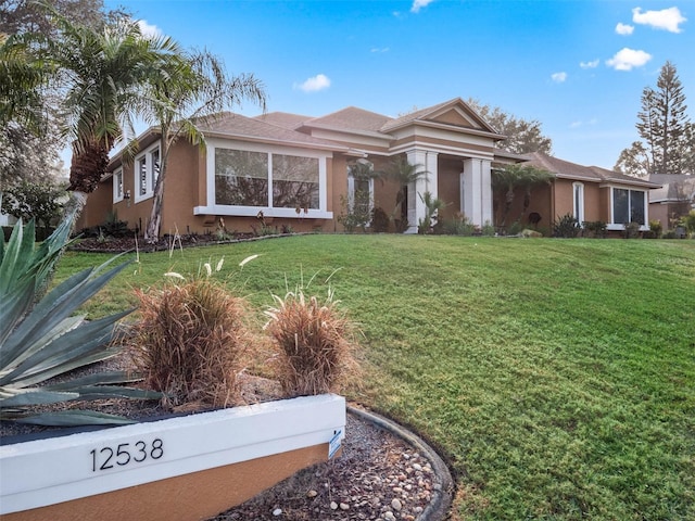 view of front of house featuring a front lawn