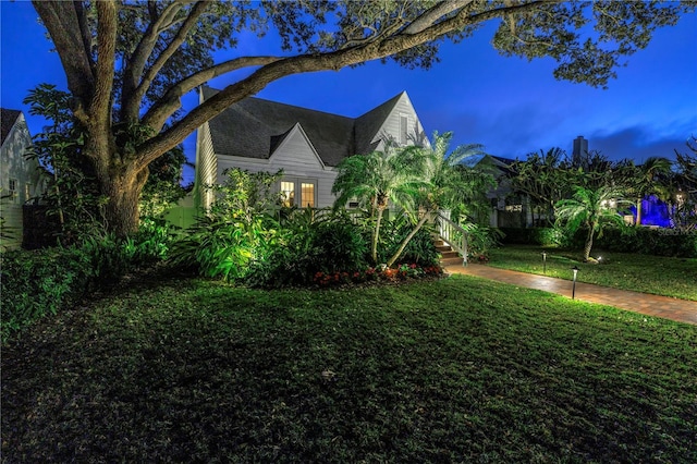 view of front facade featuring a lawn