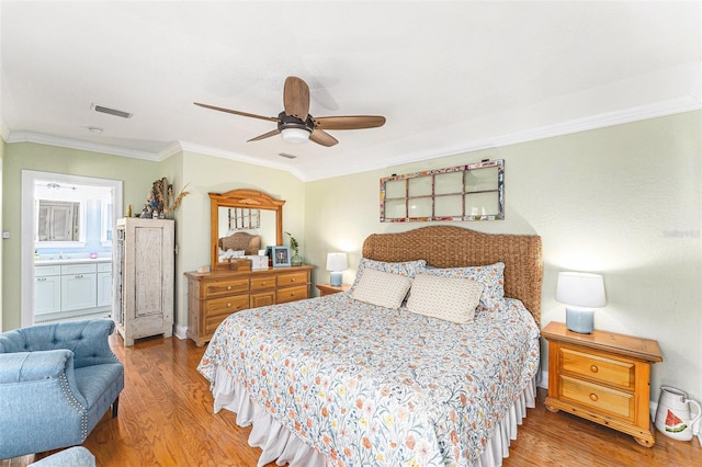 bedroom featuring crown molding, light hardwood / wood-style floors, and ceiling fan