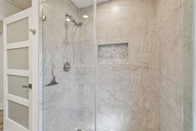 bathroom featuring a tile shower