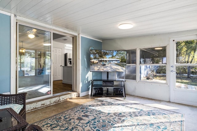 sunroom with ceiling fan