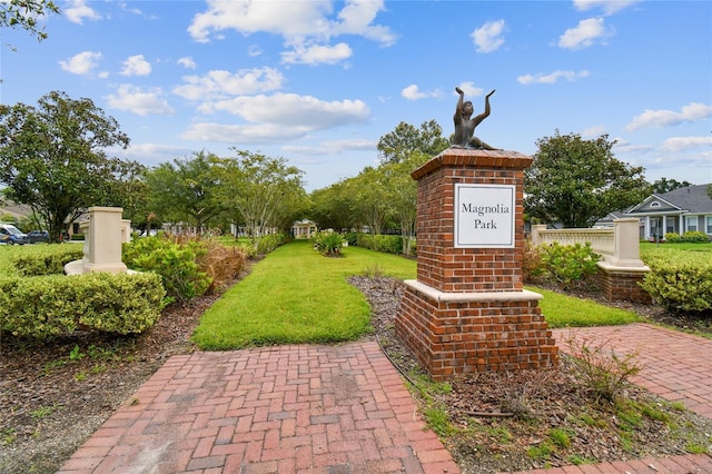 view of property's community featuring a lawn