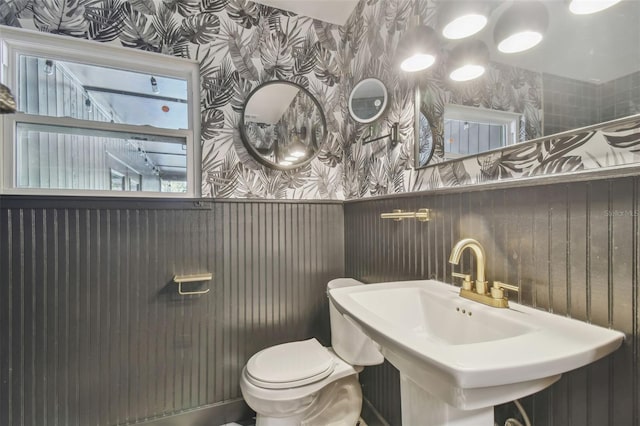 bathroom featuring sink and toilet