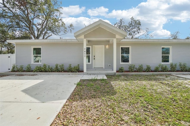 view of front of property with a front yard