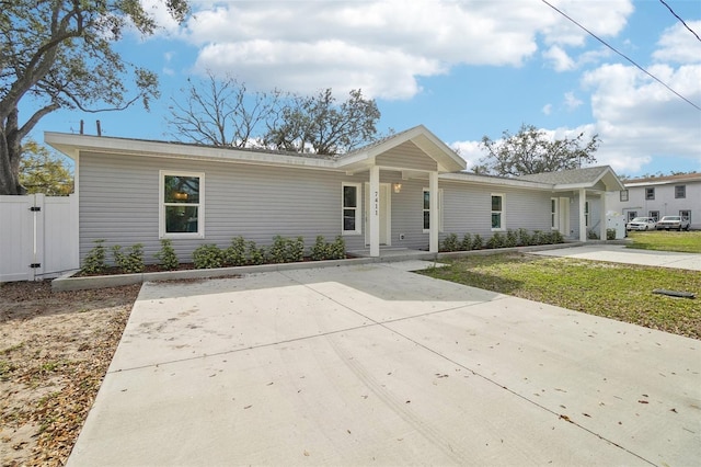 single story home with a front yard