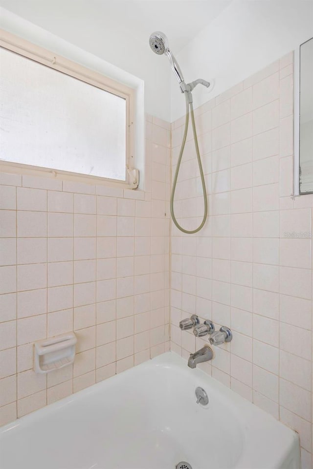 bathroom featuring tiled shower / bath combo