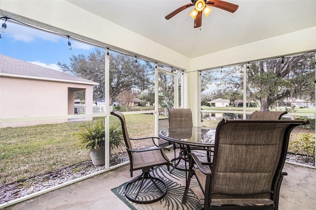 sunroom with ceiling fan