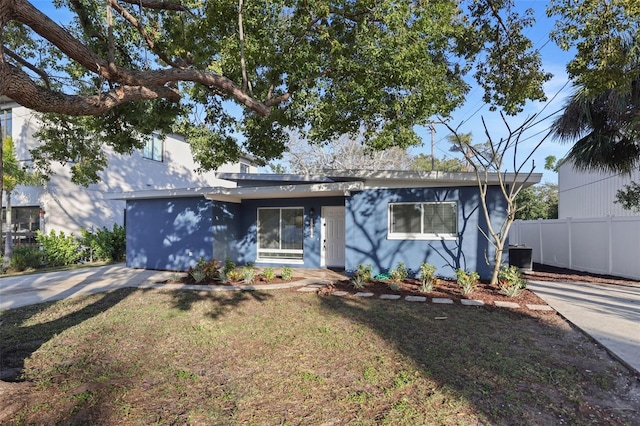 single story home with a front lawn