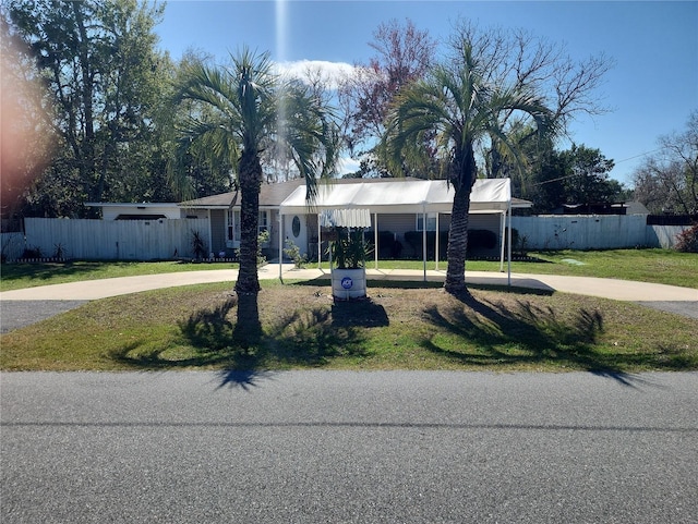 ranch-style house featuring a front lawn