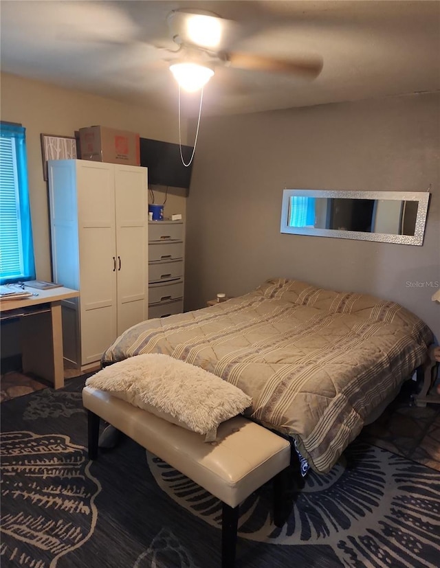 bedroom with ceiling fan