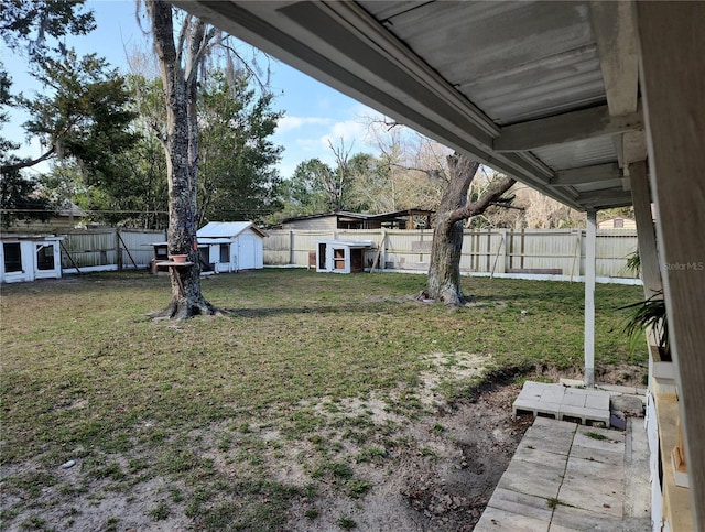 view of yard featuring a storage unit