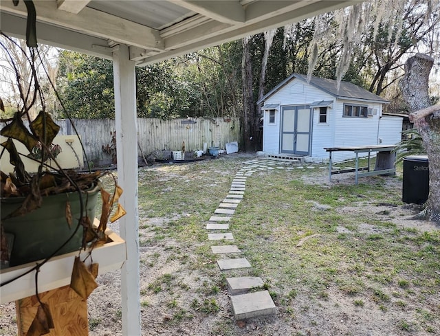 view of yard featuring a shed