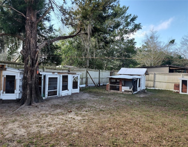 view of yard with an outdoor structure