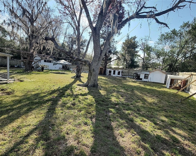 view of yard featuring a storage shed